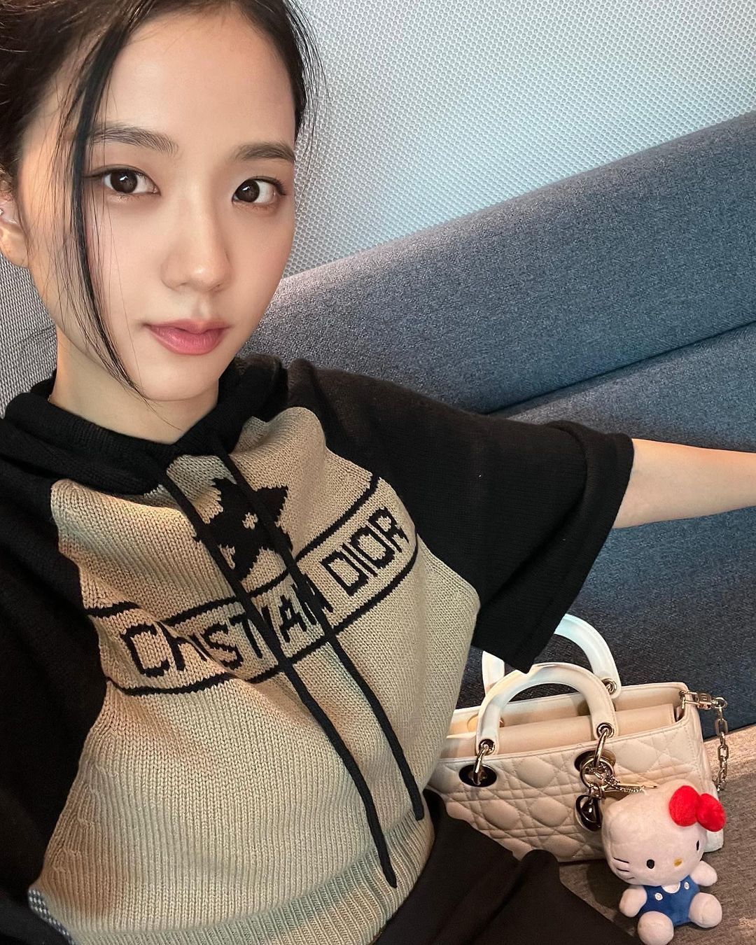 Jisoo (BLACKPINK) sử dụng thú nhồi bông Hello Kitty làm “charm” trang trí túi xách Lady Dior. (Ảnh: @sooyaa__)