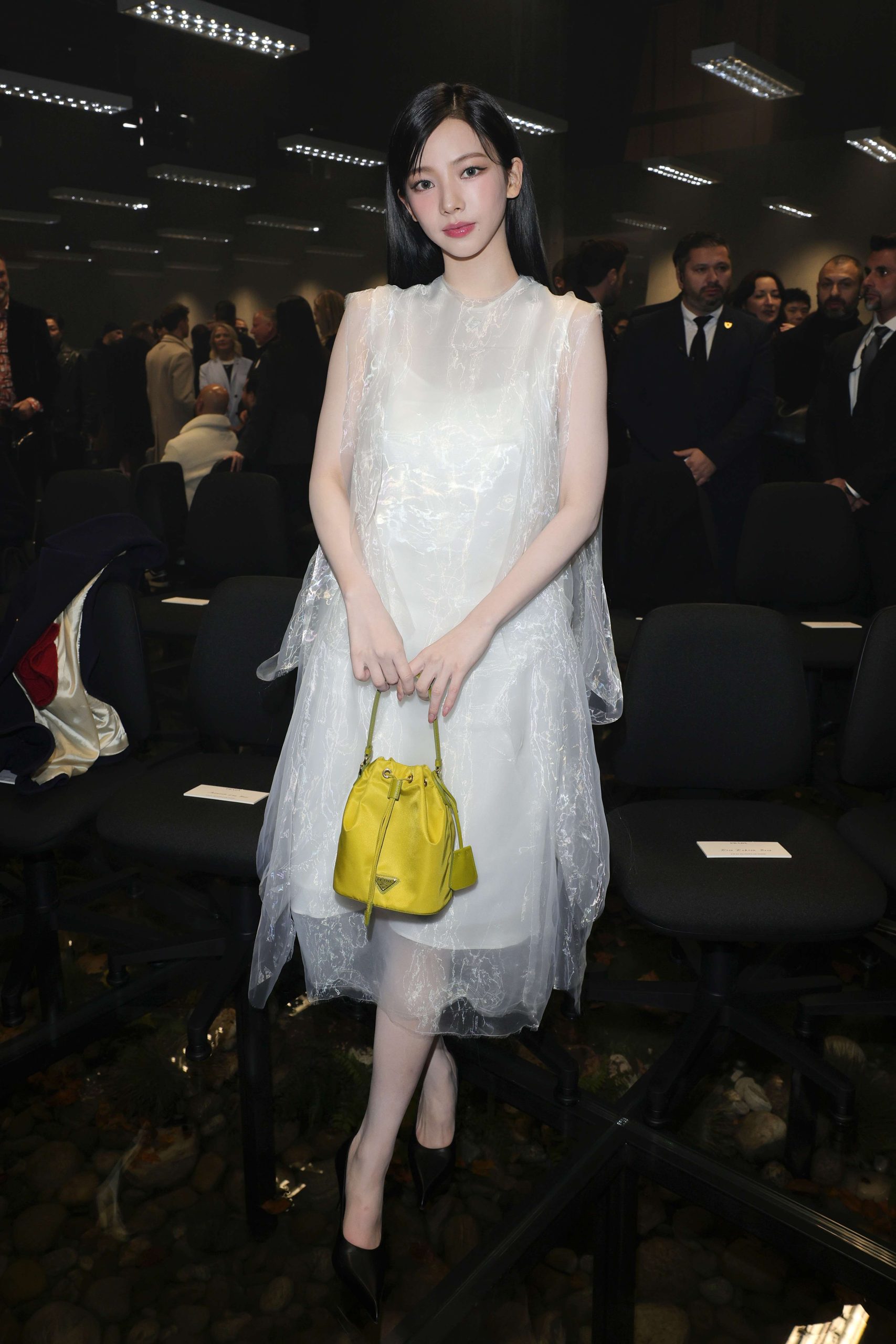Karina tại buổi trình diễn Prada Men’s Thu-Đông 2024 tại Milan