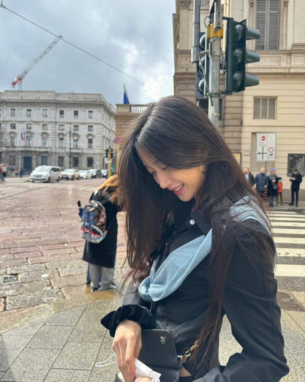Moon Ga Young ăn vặt với các loại hạt