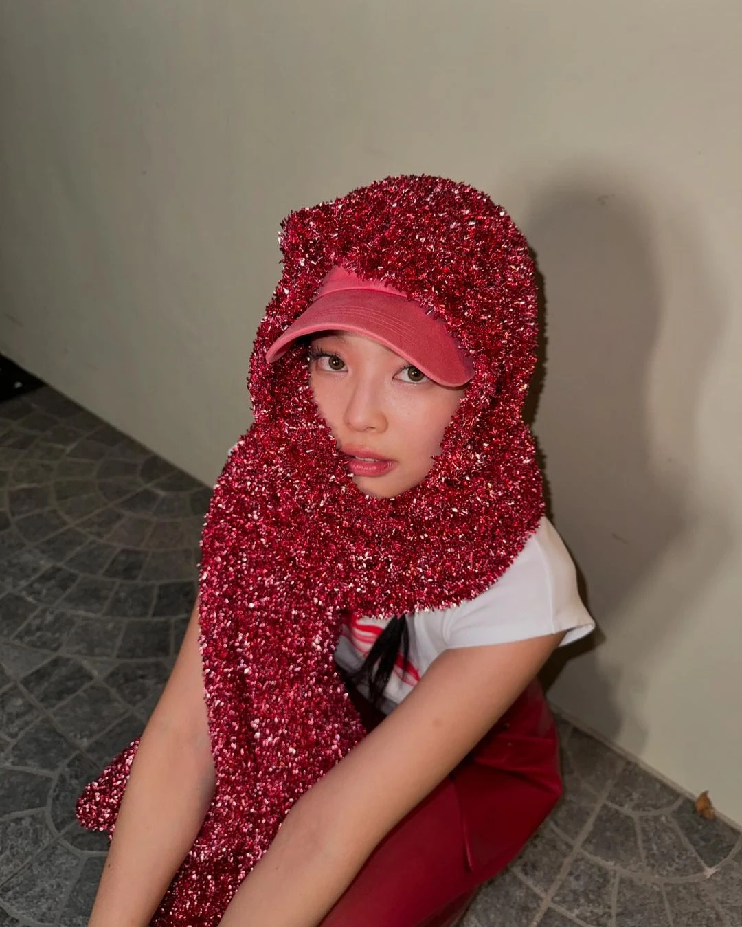 Jennie BLACKPINK tất đỏ Thu Đông 2024