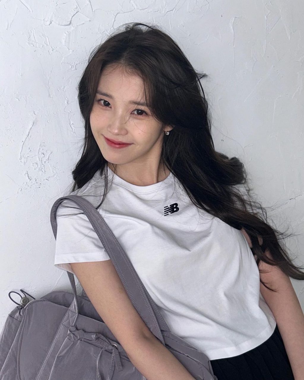IU với kiểu tóc cowgirl và trang phục đơn giản