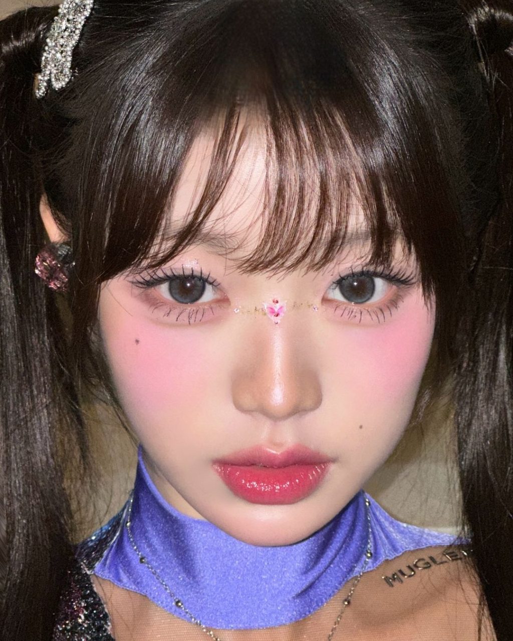 Jang WonYoung với má hồng ánh tím nhẹ nhàng