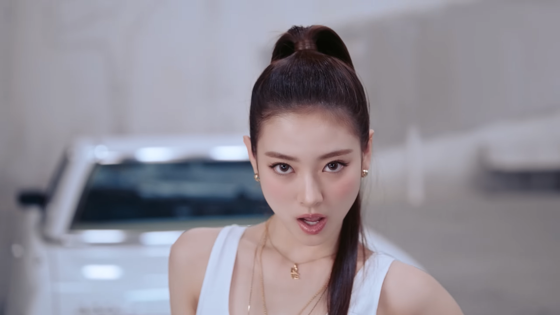 Anna trang điểm nhẹ nhàng