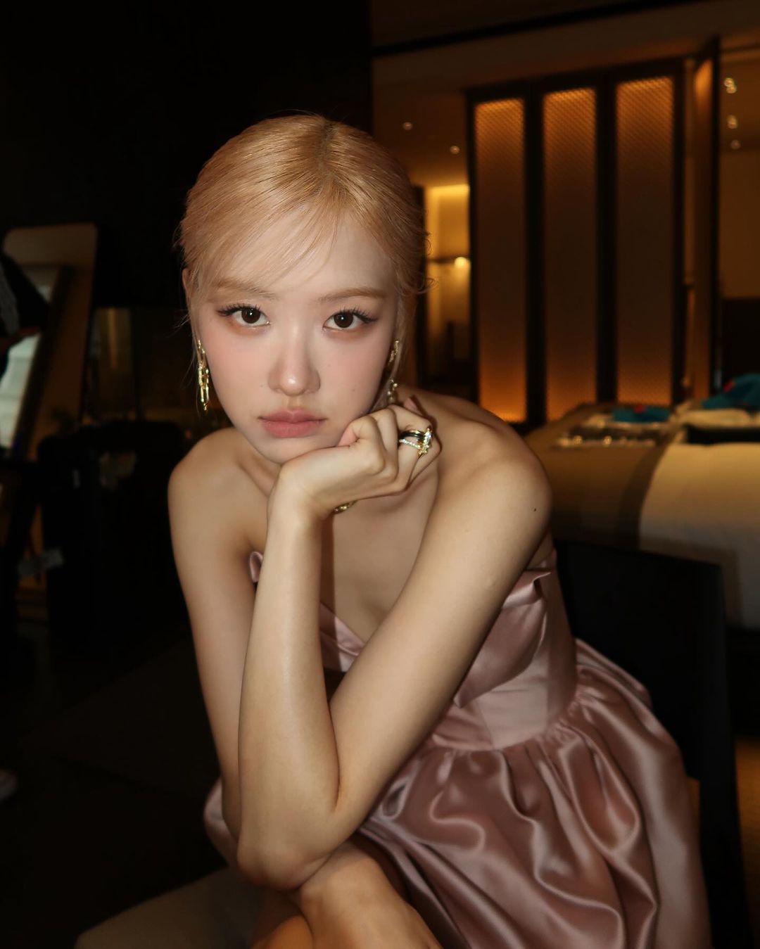 Rosé tóc búi thấp