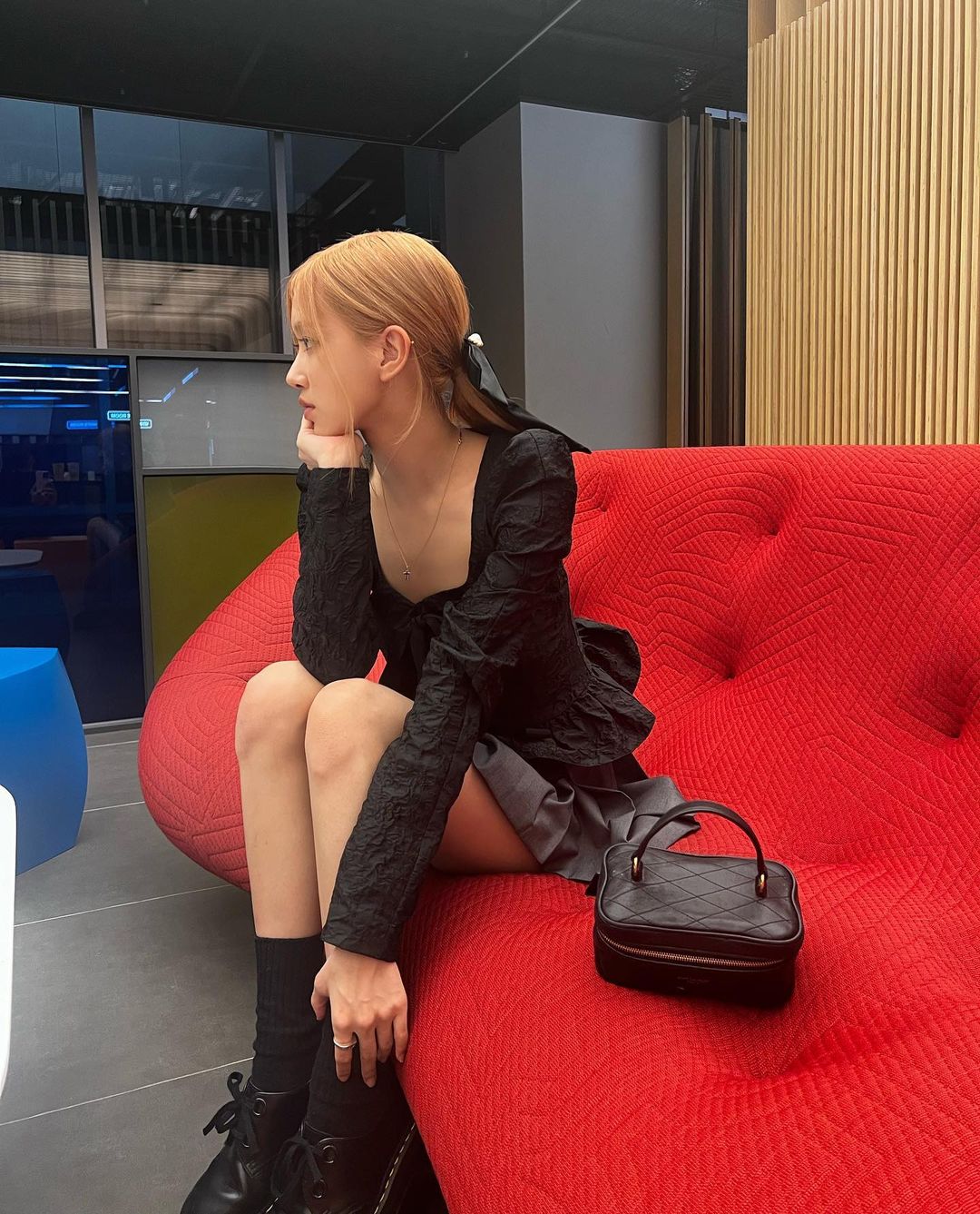 Rosé tóc buộc thấp