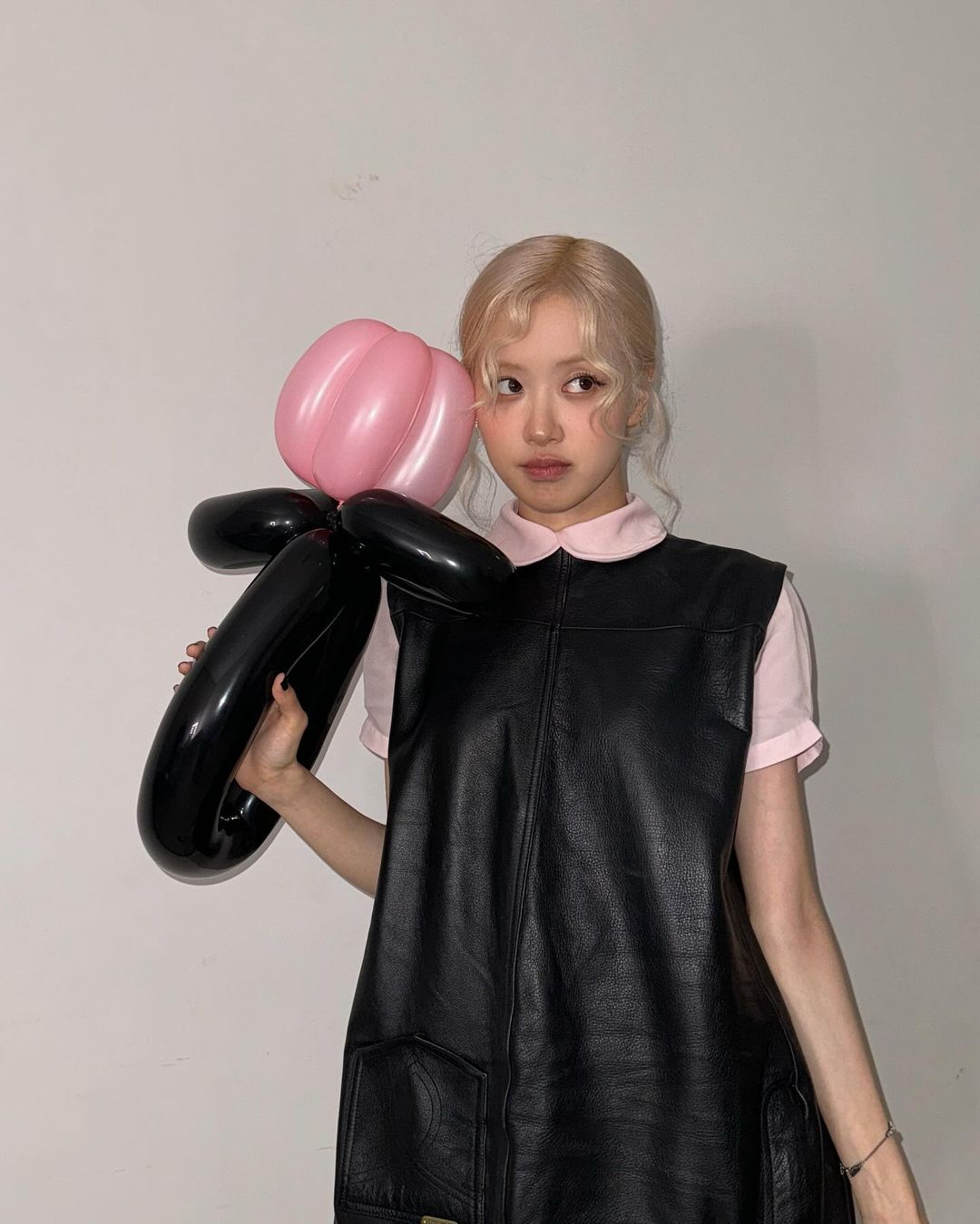 Rosé tóc tết đính nơ