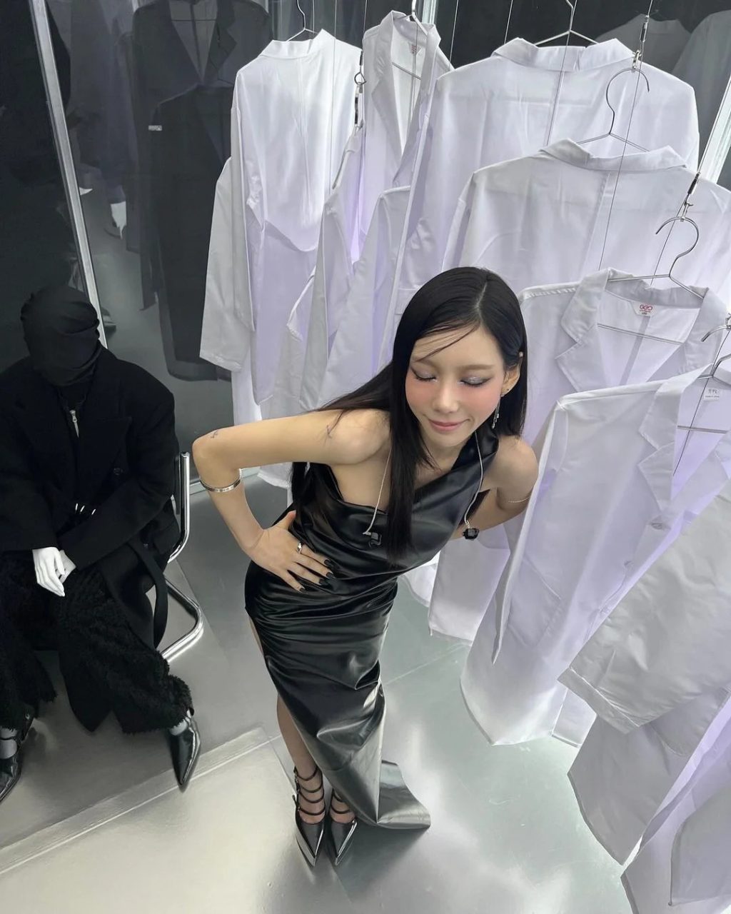 Taeyeon với makeup nhũ bạc