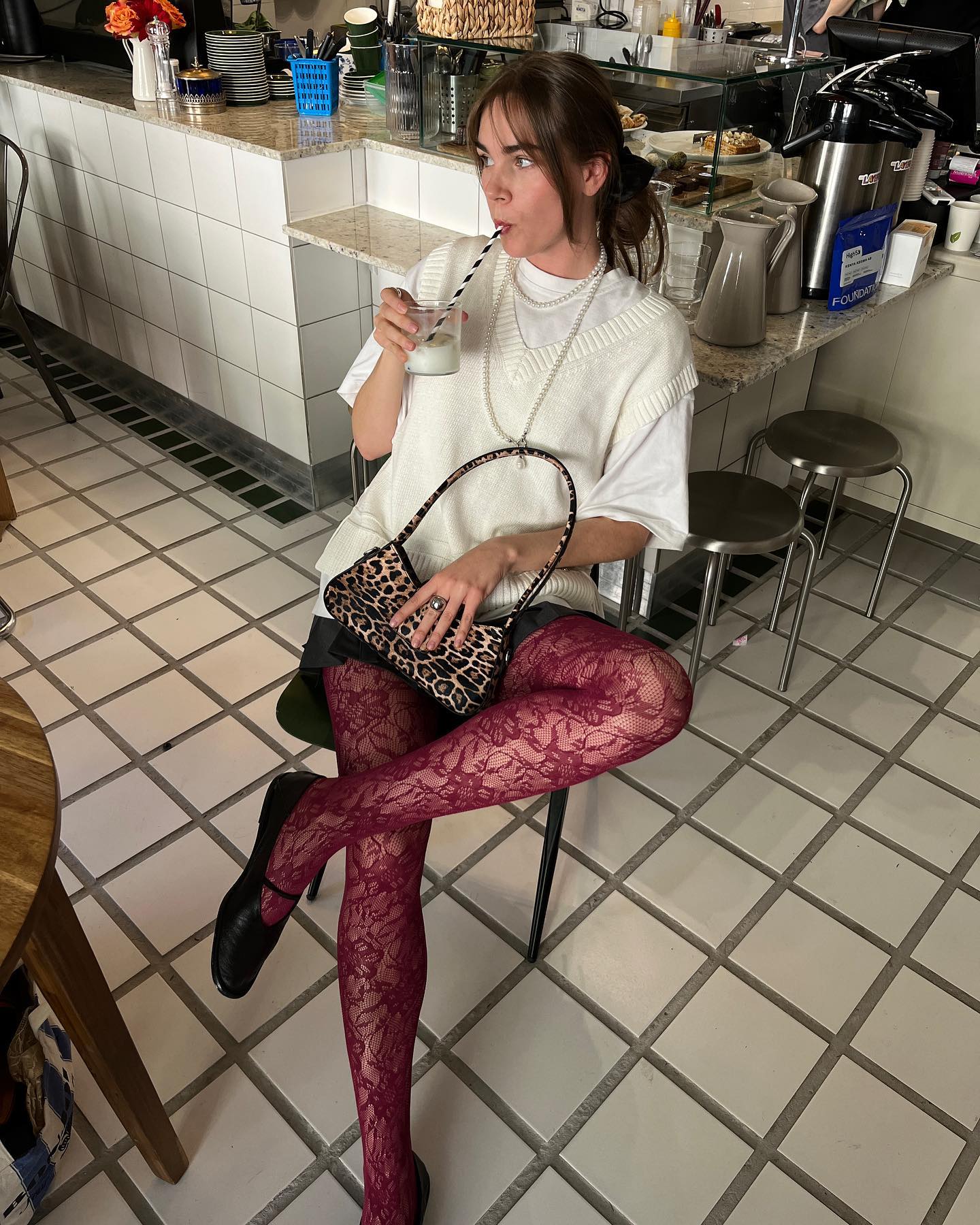 Alesia Merenkova tất đỏ