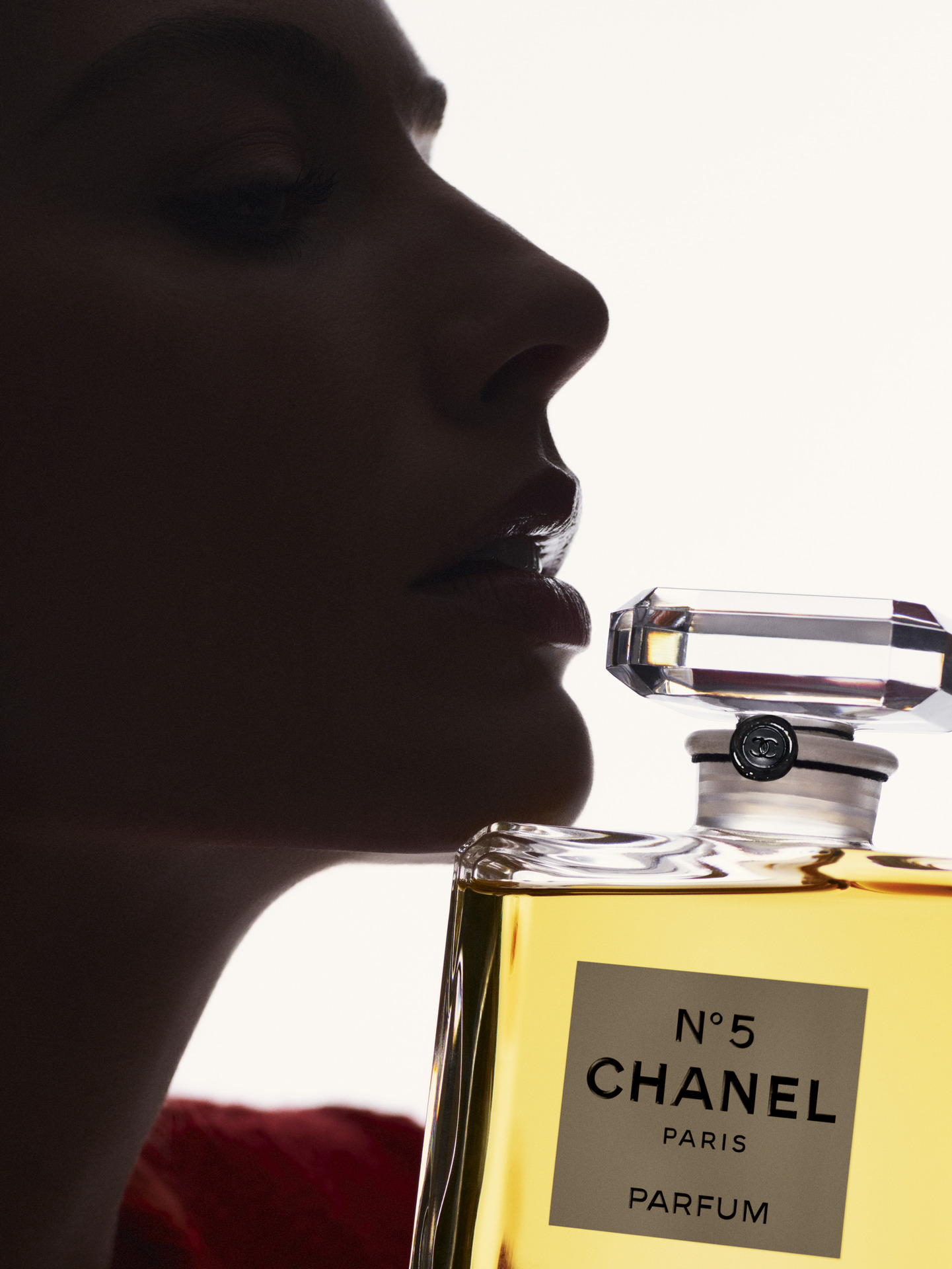 Margot Robbie xuất hiện trong chiến dịch Chanel N°5 tháng 10/2024