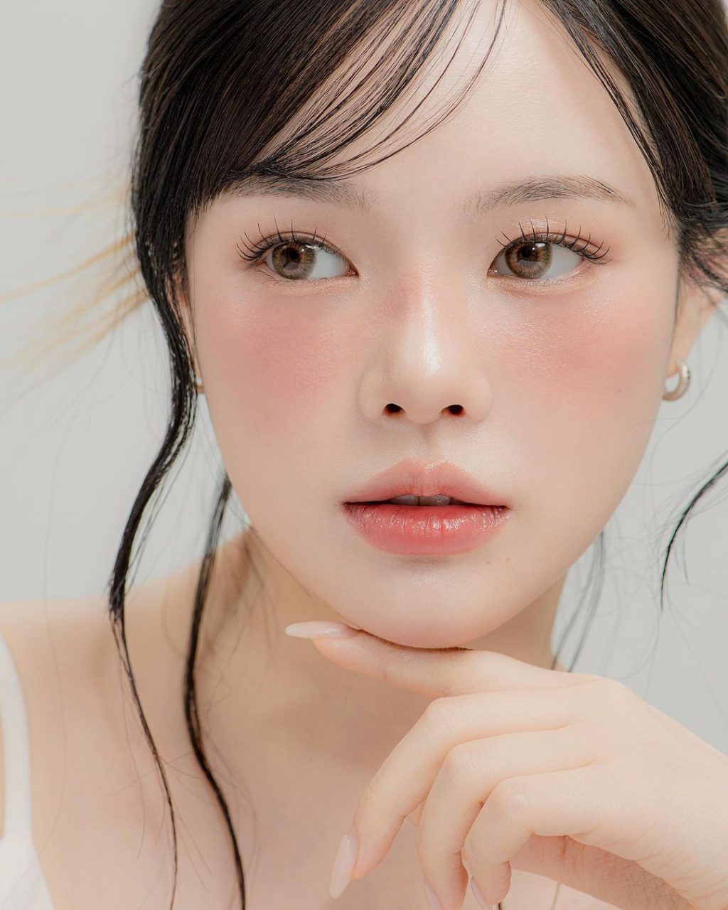 Trang điểm má hồng phong cách hoa lan hồ điệp