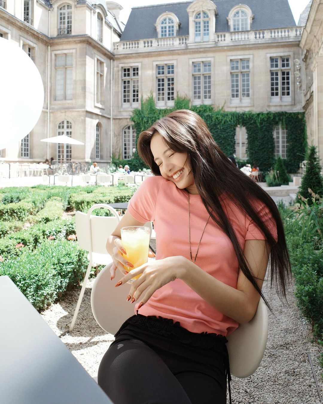 Lisa bắt đầu ngày mới bằng nước ép detox