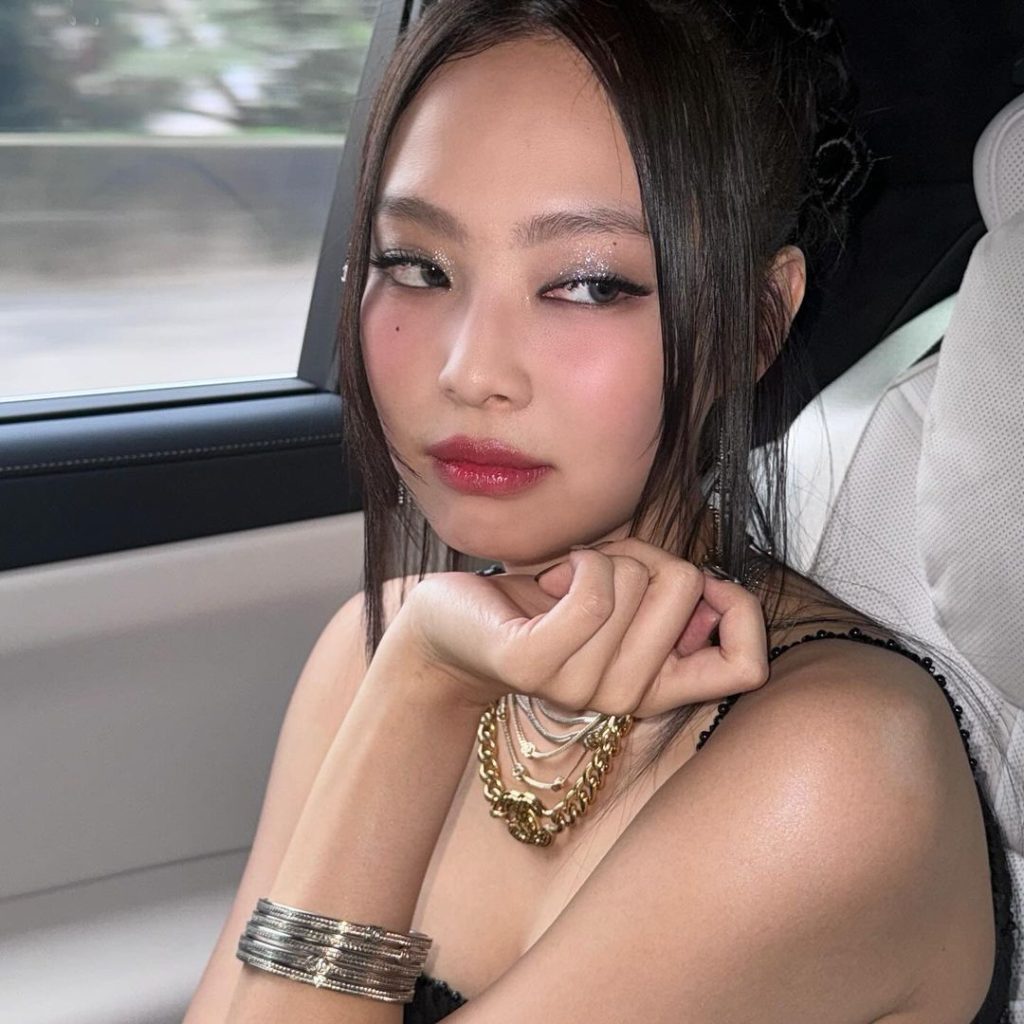 Jennie BLACKPINK với phong cách trang điểm mắt nhũ bạc