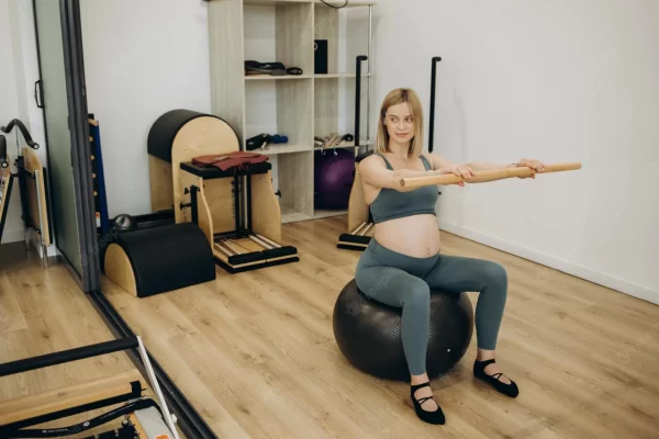 Mẹ bầu tập bóng Pilates