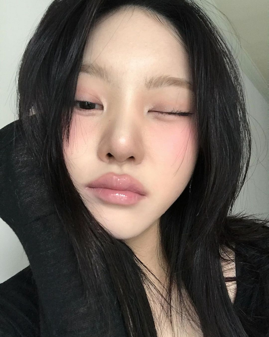 Chuốt lông mày bằng mascara có màu
