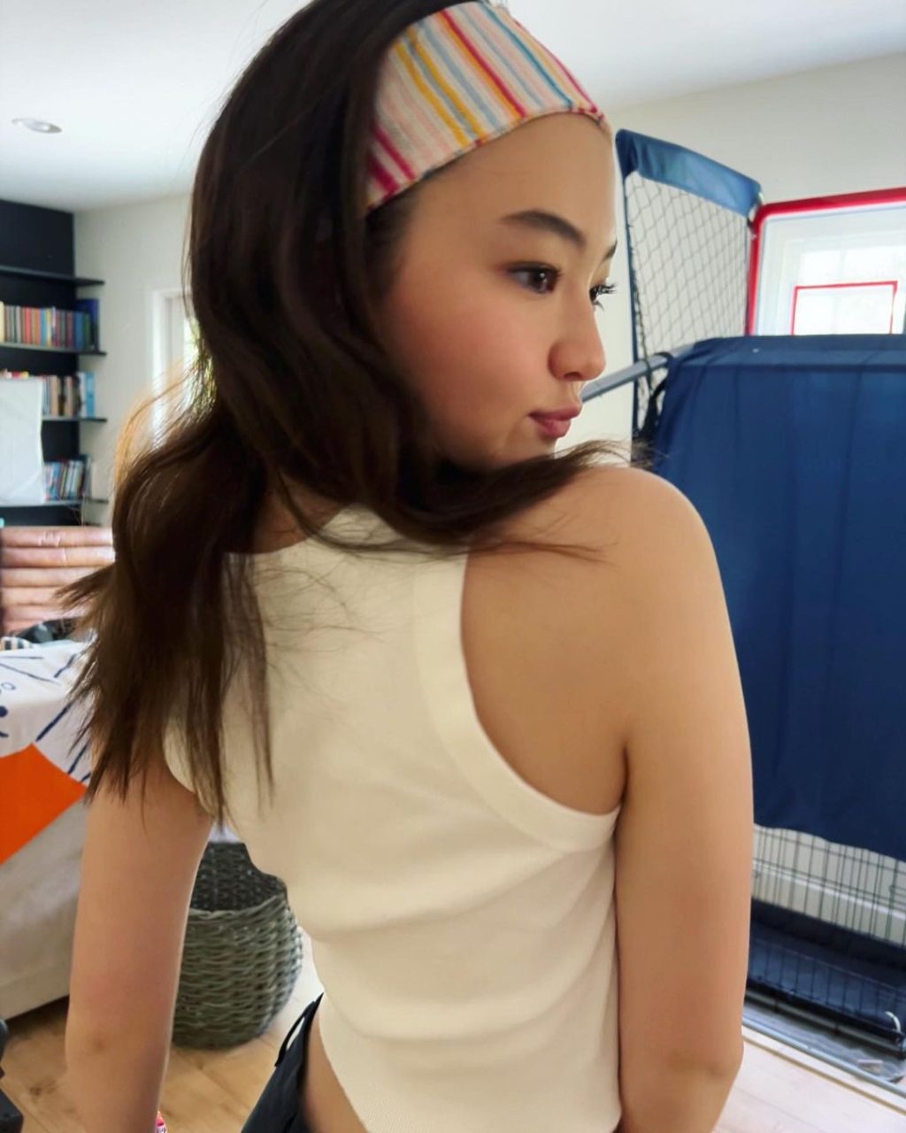 Phong cách Y2K với băng đô dệt kim của Ella Gross