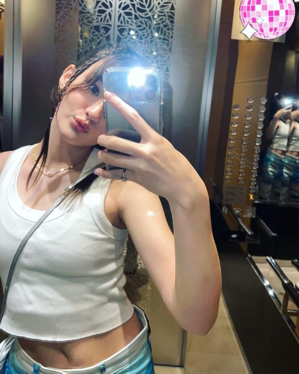 Ella Gross với kiểu tóc thắt bính dễ thương