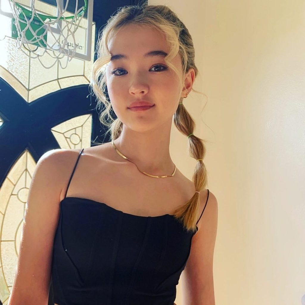 Ella Gross với tóc đuôi ngựa phong cách Boho