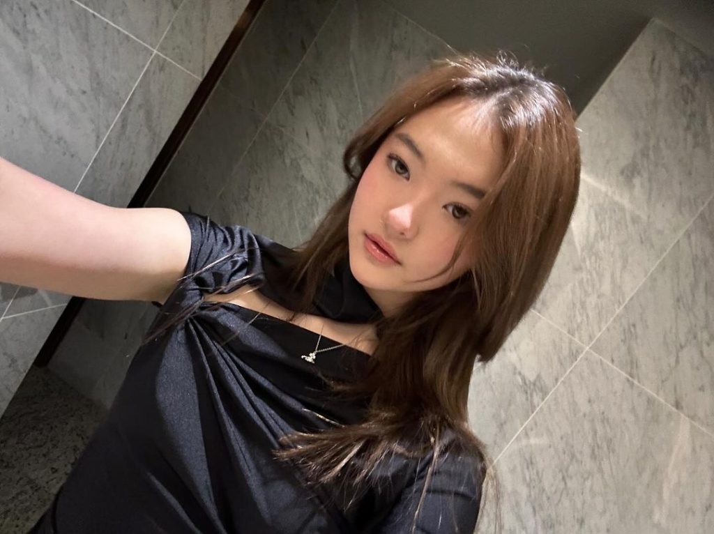 Ella Gross trong phong cách nhẹ nhàng và cuốn hút