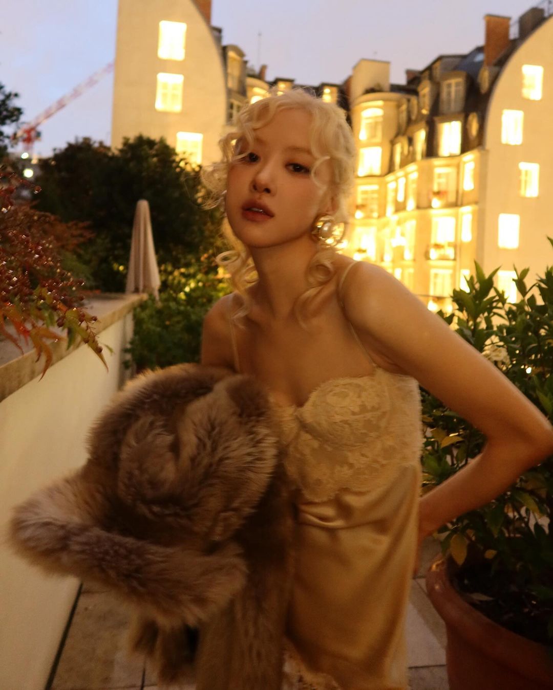 Rosé trong trang phục Saint Laurent