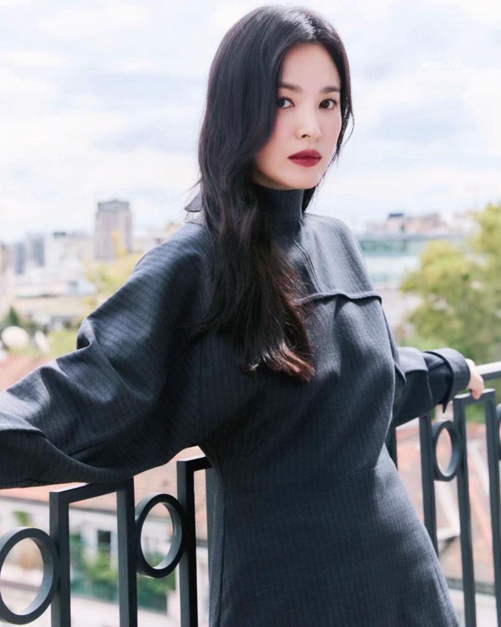 Song Hye Kyo với kiểu tóc xõa tự nhiên