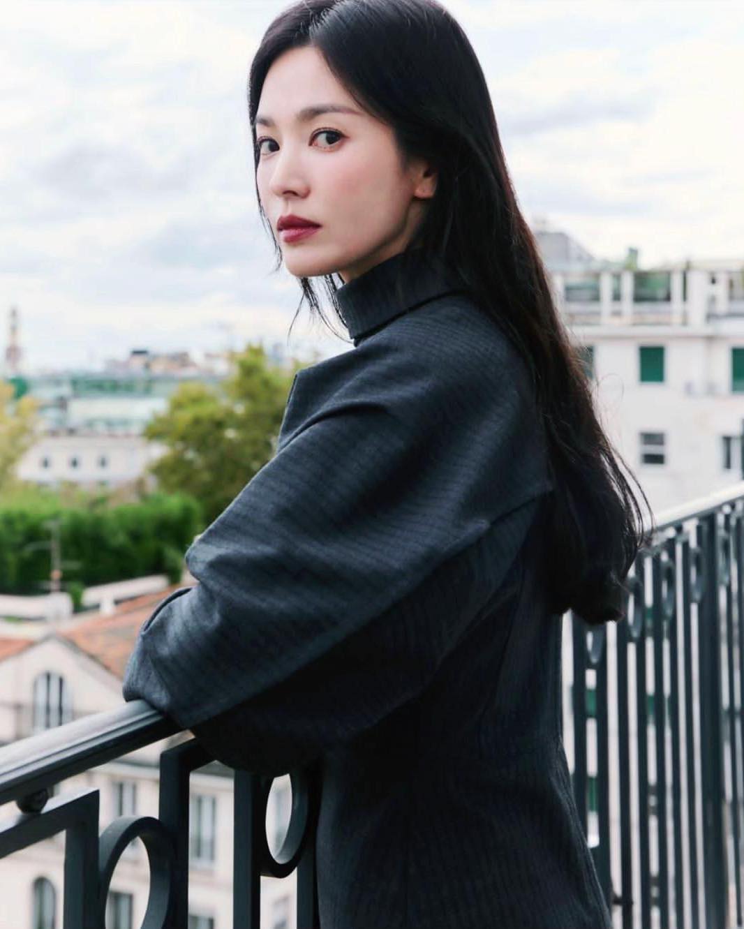 Song Hye Kyo với son đỏ mận