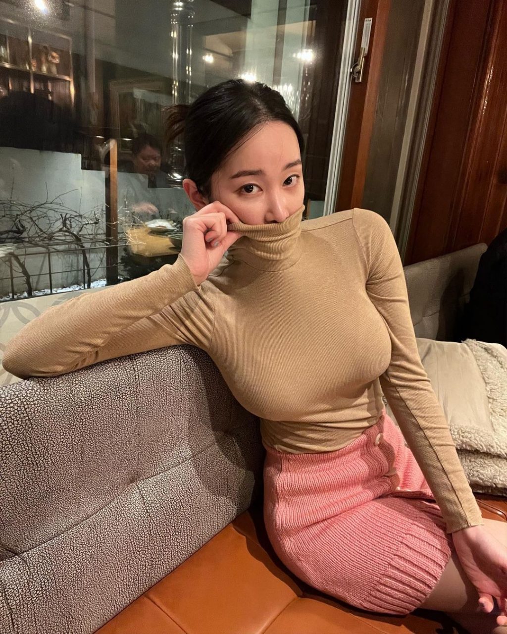 Biến hóa thời trang của Jeon Jong Seo với váy ôm body