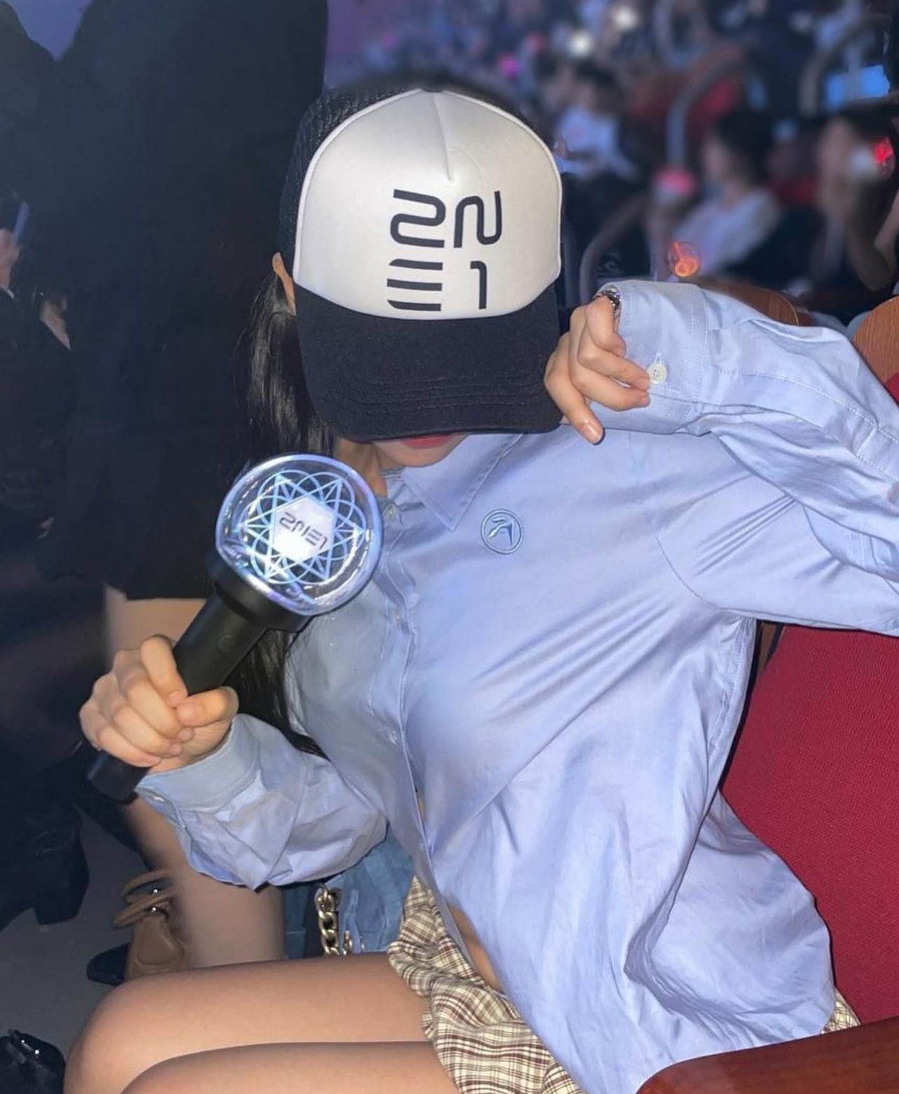Jennie với nón trucker logo