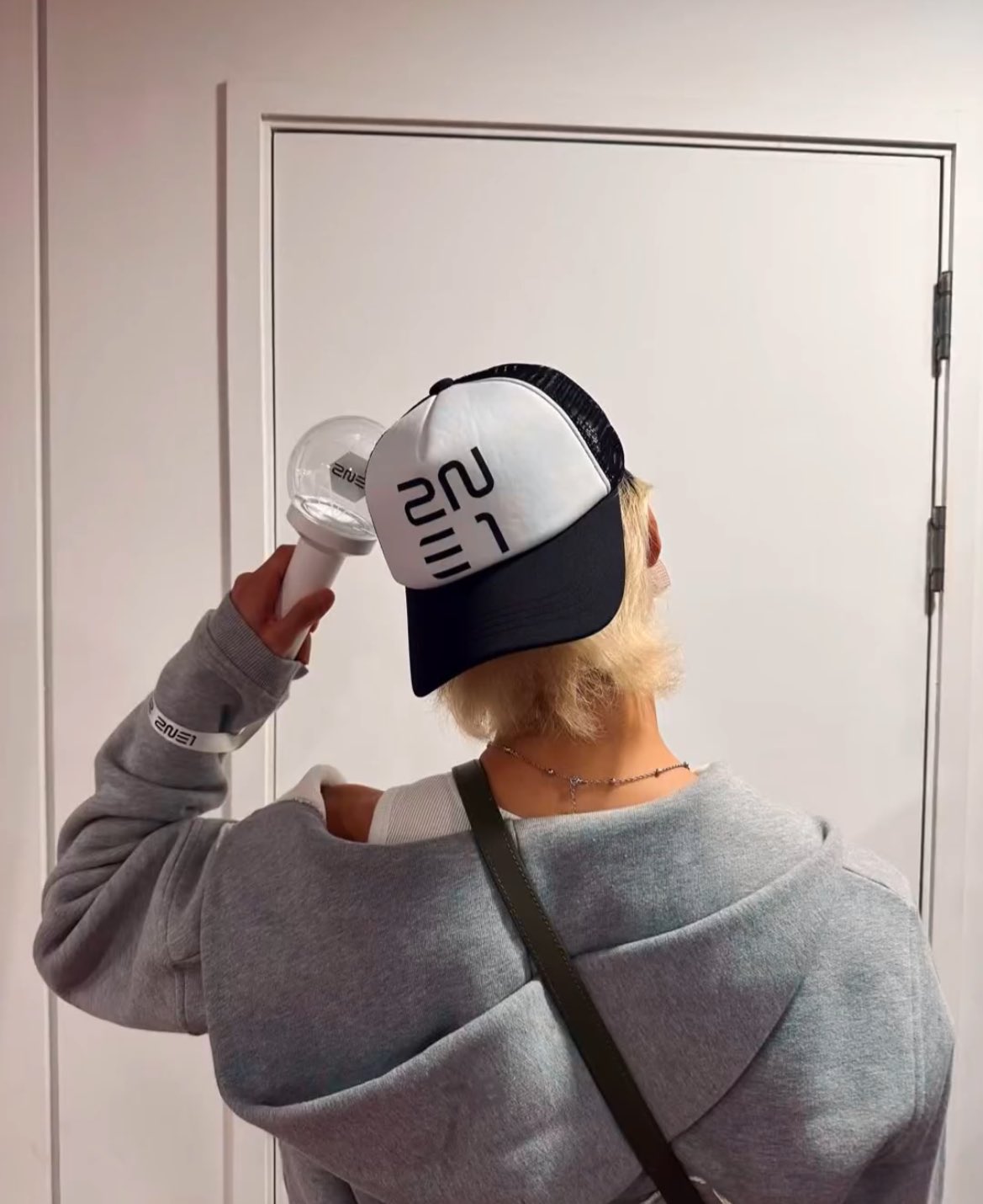 Kevin với nón trucker logo