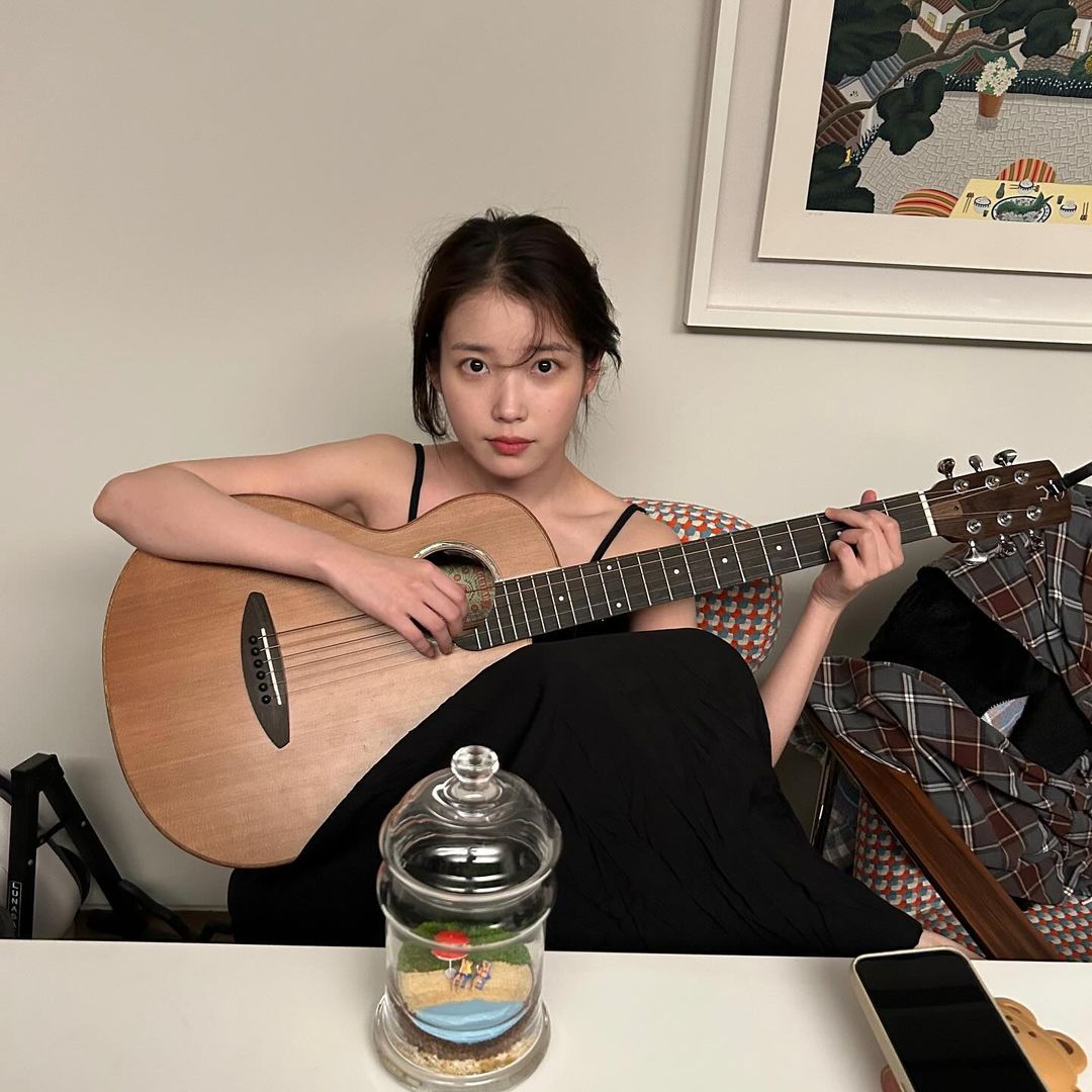 IU sở hữu đôi mắt to tròn và sáng ngời