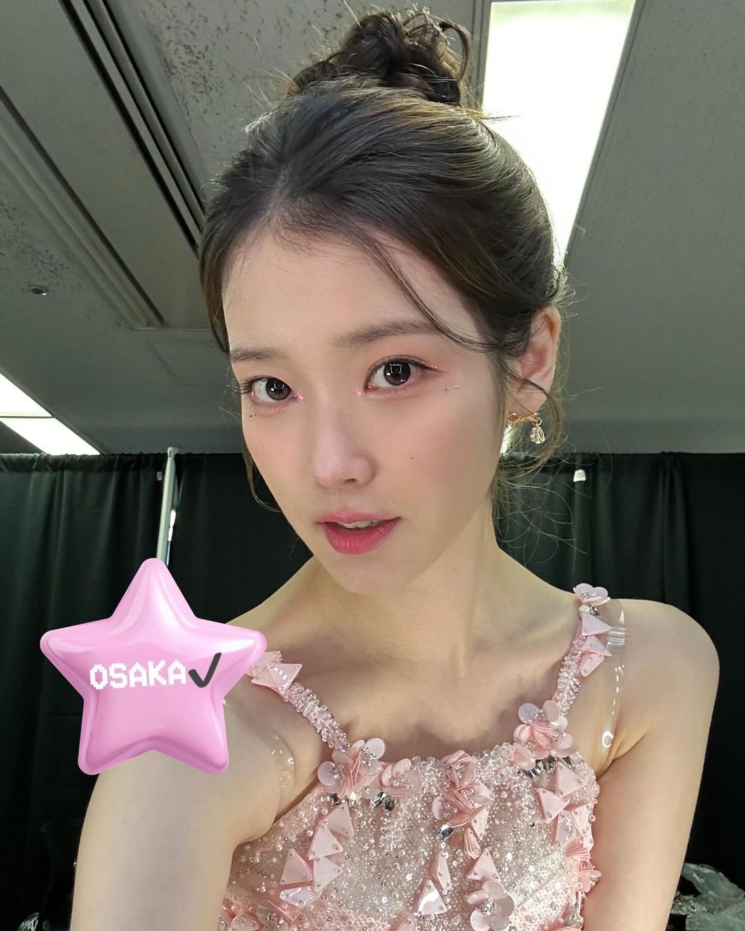 IU chọn màu son tươi sáng để gương mặt rạng rỡ