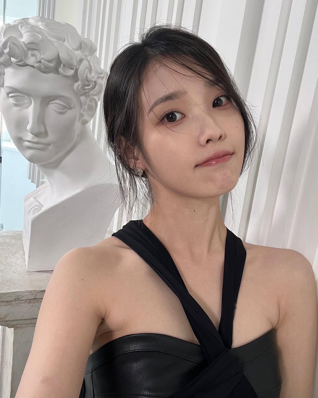 IU dưỡng ẩm bằng thói quen uống nhiều nước