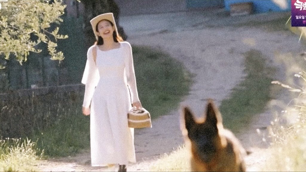 Jennie BLACKPINK mặc váy maxi và mũ cao bồi