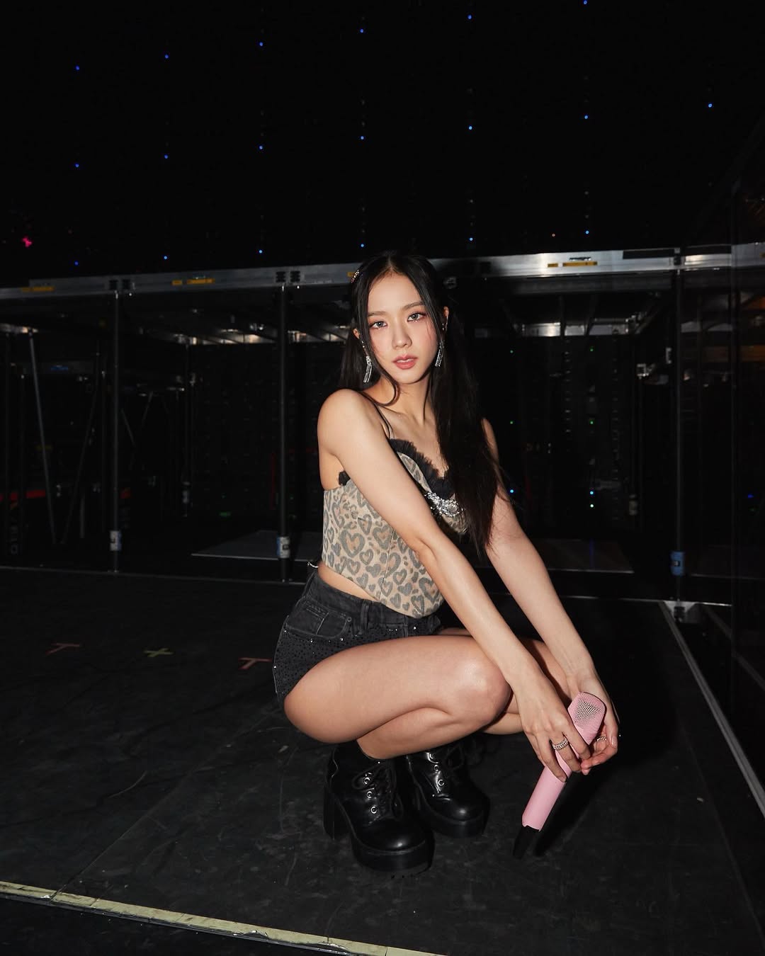 Jisoo BLACKPINK với hình ảnh nữ tính và sang trọng
