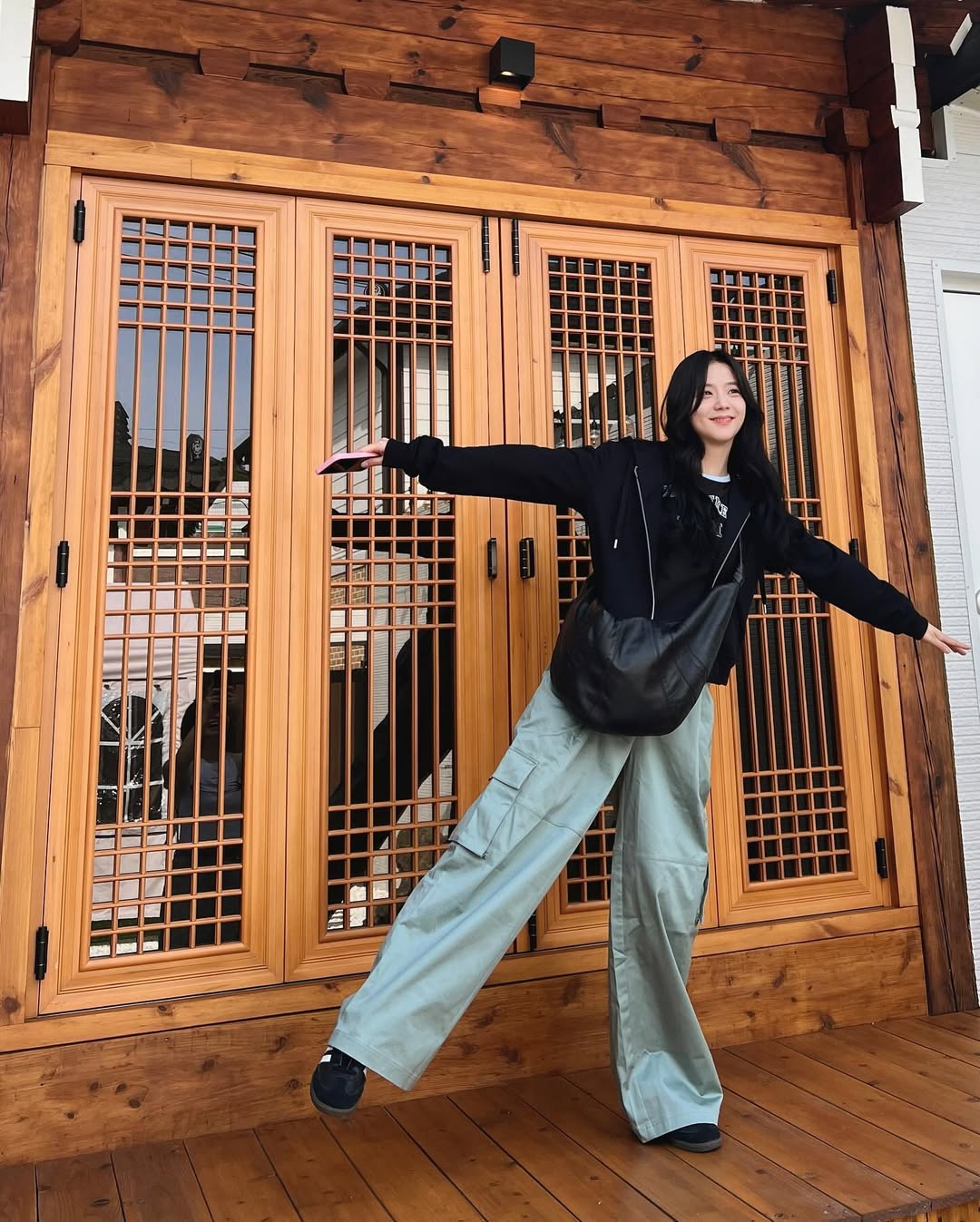 Jisoo BLACKPINK kết hợp nón lưỡi trai và sneaker thoải mái