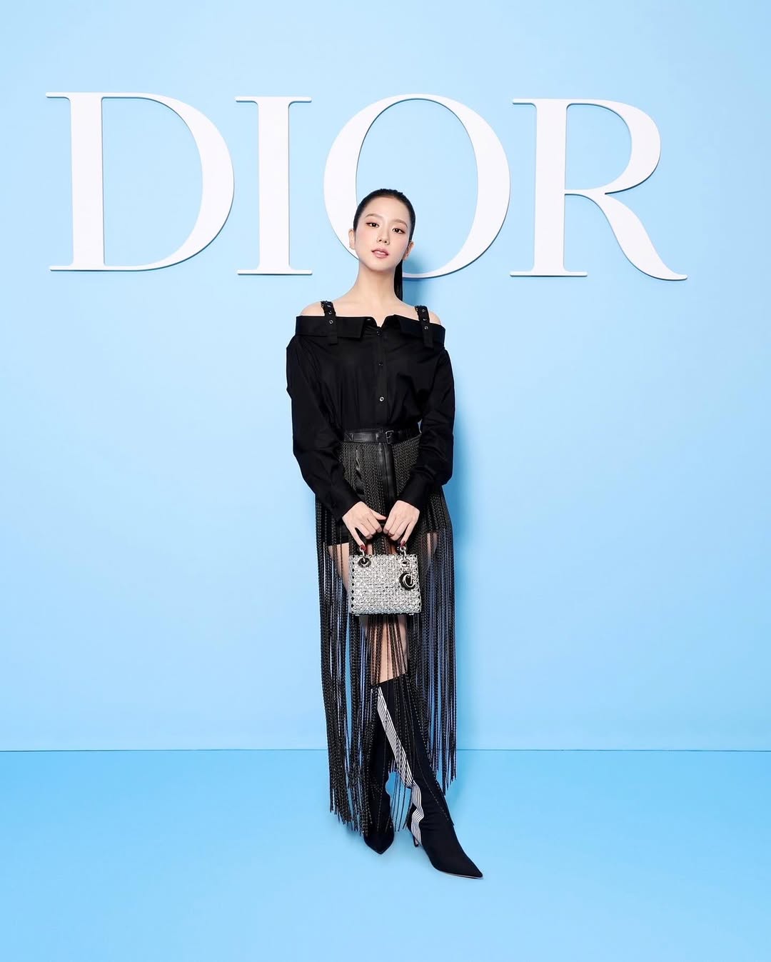 Jisoo BLACKPINK trong bộ váy sang trọng và thanh lịch